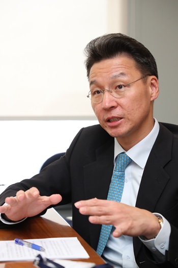 김성우 교수는 중국의 전기차에 대한 막대한 투자를 예로 들며, 온실가스 저감이 새로운 수익창출로 이어질 수 있다고 봤다.