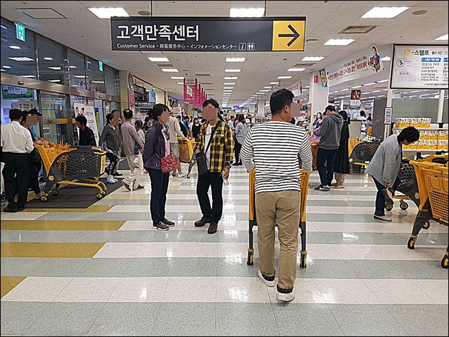 한국경제연구원이 대형마트 의무휴업 개선 방안 등이 담긴 ‘2019년 혁신성장 촉진을 위한 규제개선과제 건의’안을 마련해 국무조정실에 전달했다. / 뉴시스