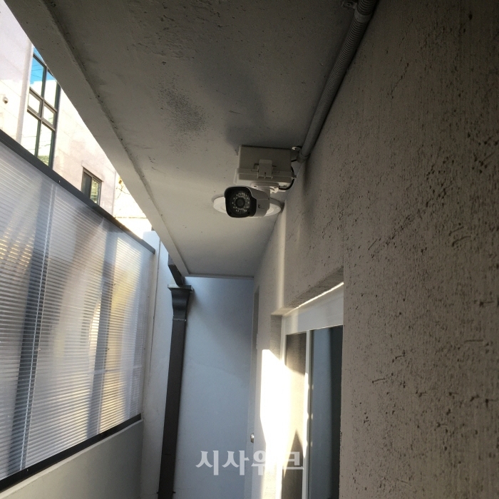 우주 흑석점의 입구. 방법을 위한 CCTV가 설치돼 있다./서종규 기자