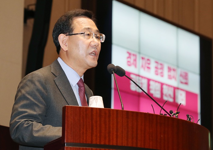 주호영 미래통합당 원내대표가 8일 서울 여의도 국회에서 열린 의원총회에서 발언을 하고 있다. /뉴시스