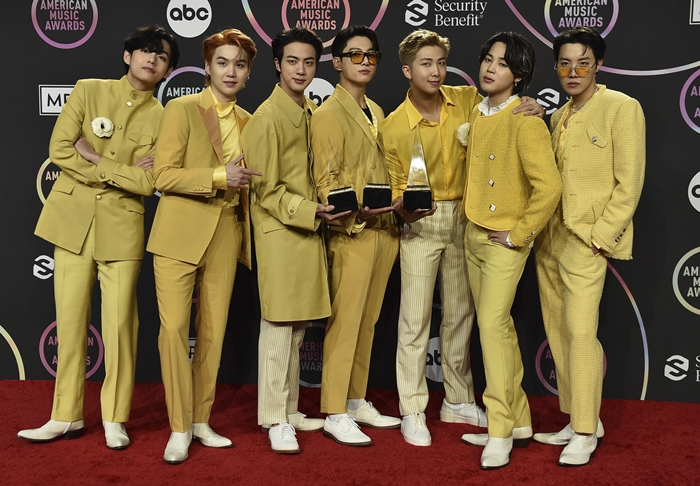그룹 방탄소년단(BTS)이 아메리칸 뮤직 어워즈에서 대상 격인 ‘올해의 아티스트’ 상을 수상했다. (왼쪽부터) 뷔‧슈가‧진‧정국‧RM‧지민‧제이홉. /AP뉴시스
