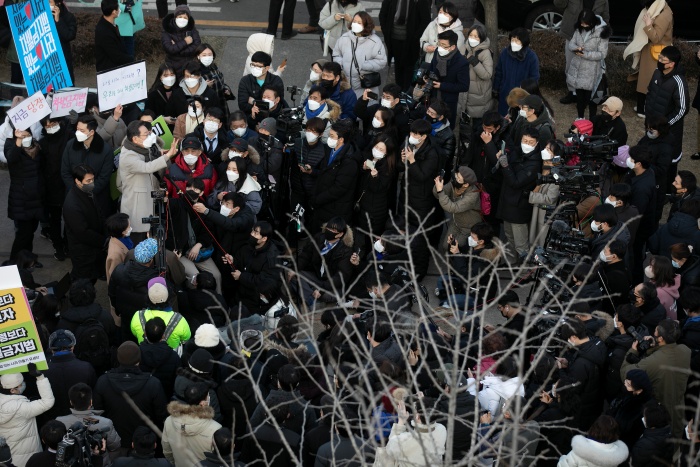 이재명 더불어민주당 대선 후보가 21일 서울 마포구 연남동 거리를 방문해 연설하고 있다./뉴시스·국회사진기자단