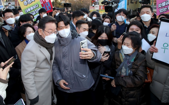이재명 더불어민주당 대선 후보가 21일 서울 마포구 연남동 거리를 방문해 시민들과 기념촬영을 하고 있다./뉴시스·국회사진기자단