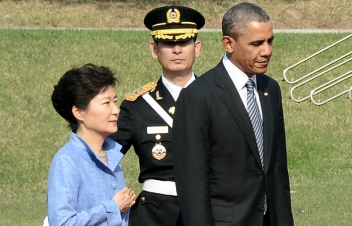 박근혜 전 대통령이 2014년 4월 25일 오후 청와대에서 방한한 버락 오바마 전 미국 대통령과 공식환영식에 참석해 사열을 받으며 국민의례를 하고 있다. /뉴시스