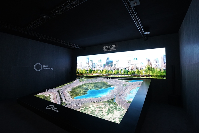 현대차그룹이 싱가포르 마리나베이 샌즈(Marina Bay Sands)에서 개최되는 2022 세계도시정상회의(WCS, World Cities Summit)에 참가해 스마트시티 비전을 발표했다고 밝혔다. 사진은 ‘HMG 그린필드 스마트시티 마스터 모델’ 전시 모습 / 사진 및 기사자료 제공 = 현대자동차