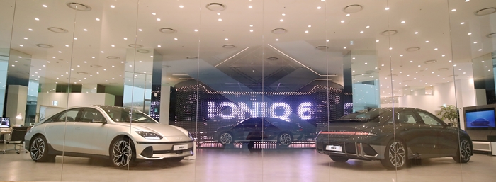 현대차는 수도권에서 최초로 아이오닉 6의 실제 모습을 만나볼 수 있는 ‘아이오닉 6 서울’ 전시를 여의도 더현대 서울 1층 전시장에서 8월 20일까지 연다고 밝혔다. / 사진 및 기사자료 제공 = 현대자동차