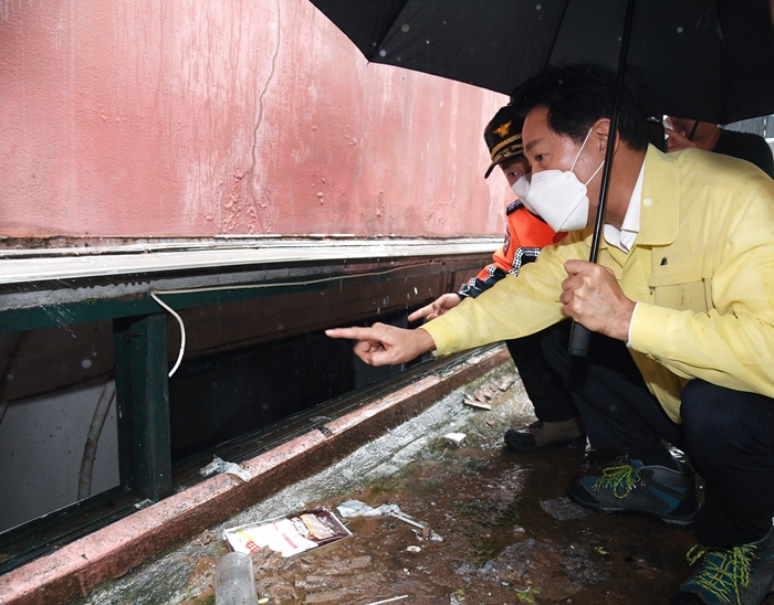 오세훈 서울 시장(우측)이 폭우 피해를 입은 반지하주택을 점검하고 있다. /뉴시스