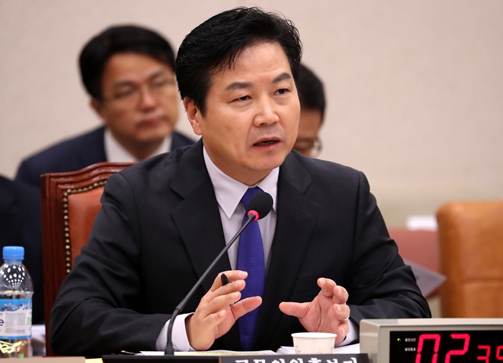 문재인 대통령이 21일 홍종학 중소벤처기업부 장관에 대해 임명장을 수여한다. 