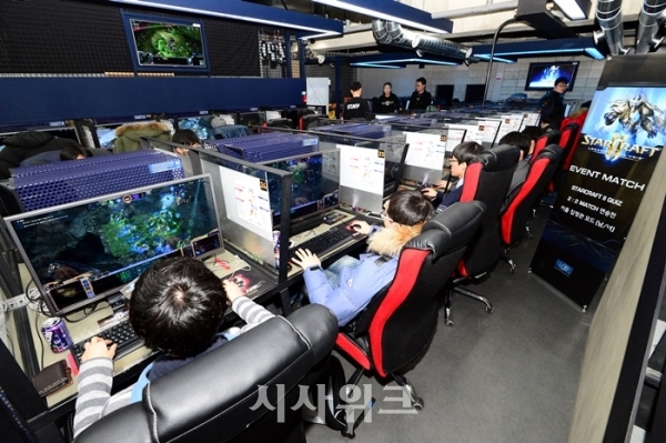 청소년의 심야시간 게임이용을 제한하는 '셧다운제'의 정책평가가 또 실시된다. 사진은 서울 마포구 서교동의 한 PC방. / 뉴시스
