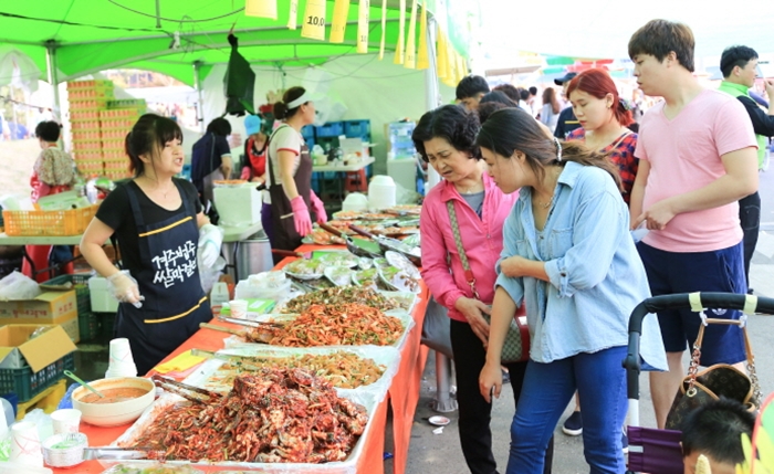 인천 소래포구에서는 먹을거리와 볼거리, 즐길거리가 풍부한 축제가 펼쳐진다. /한국관공사