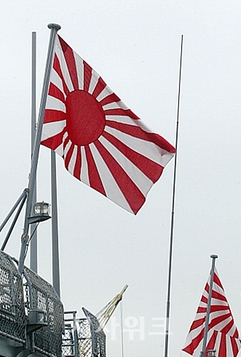 일본에서 내달 제주에서 열리는 우리 해군 국제관함식에 욱일기를 달고 참가하겠다는 입장을 고집해 논란이 되고 있다. / 뉴시스