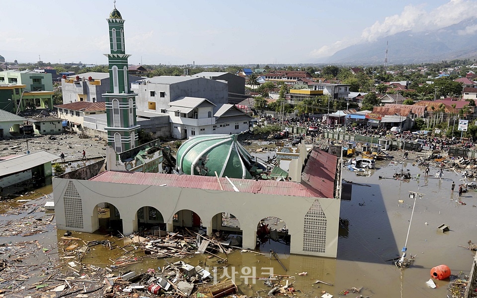 인도네시아 술라웨시 섬 팔루에서 발생한 강진과 쓰나미로 대규모 인명 피해가 발생했다. 한국인 1명도 연락두절 상태로 신고돼 외교부가 상황 파악에 나섰다. / AP 뉴시스