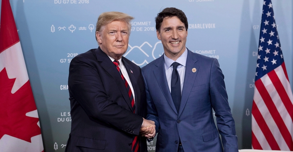 미국과 캐나다가 나프타를 대신할 새 자유무역협정에 합의했다. 사진은 지난 6월 G7 정상회담에서 만난 도널드 트럼프 미국 대통령과 쥐스탱 트뤼도 캐나다 총리. /뉴시스·AP