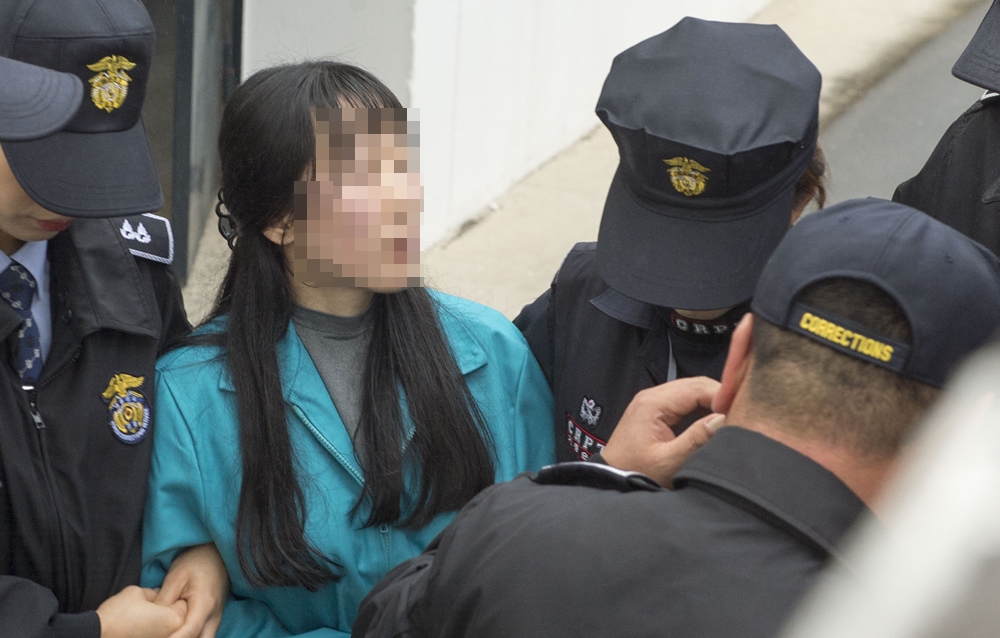 존속살해 혐의로 기소돼 무기징역을 선고받고 복역 중인 김신혜 씨가 2015년 11월 18일 광주지법 해남지원 재심 개시 결정을 받고 구치감에서 나오고 있다. /뉴시스