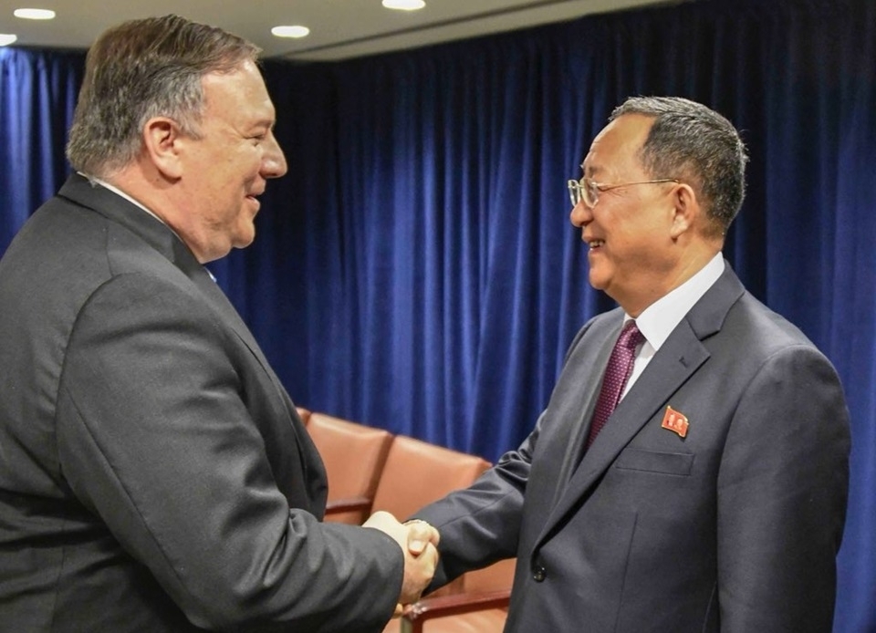 마이크 폼페이오 미 국무장관과 리용호 북한 외무상이 유엔에서 만나 악수를 하고 있다. /뉴시스.AP