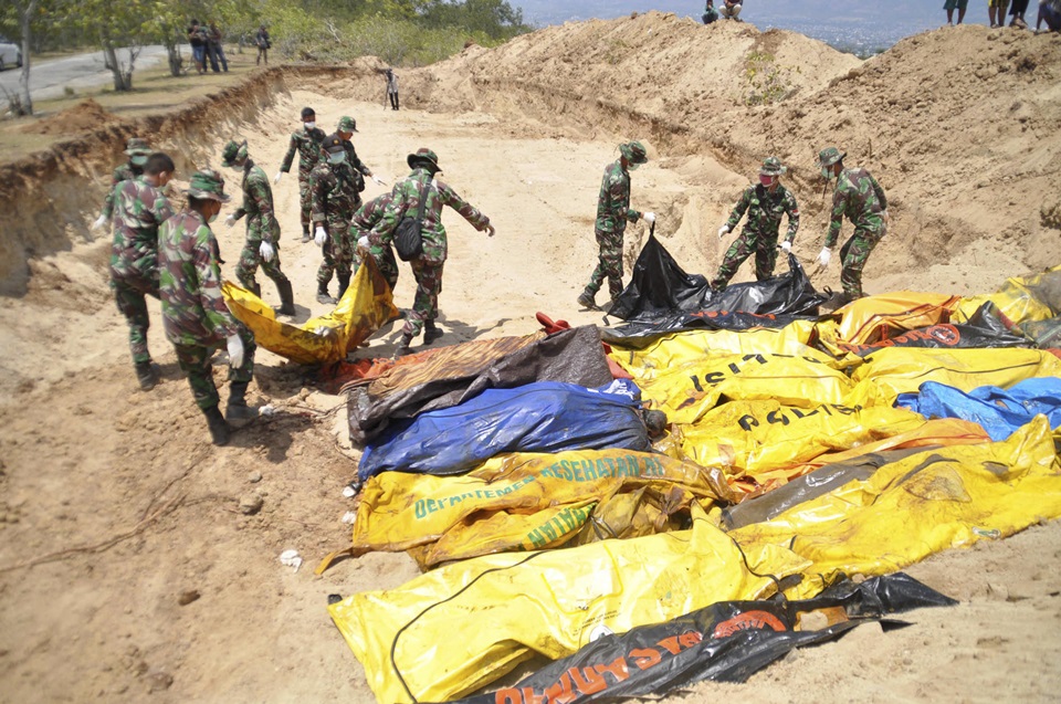 인도네시아 술라웨시섬 팔루에서 2일 군인들이 지진 및 쓰나미로 사망한 시신들을 집단매장하기 위해 준비하고 있다. [AP/뉴시스]