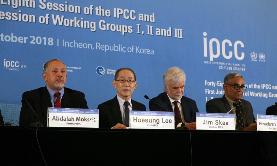 IPCC 이회성 의장 및 의장단이 8일 오전 인천 연수구 송도컨벤시아에서 열린 '제48차 기후변화에 관한 정부간 협의체(IPCC) 총회' 기자회견에서 이번 총회에서 채택된 지구온난화 1.5도 특별보고서에 대해 설명하는 기자회견을 하고 있다. /  기상청, 뉴시스