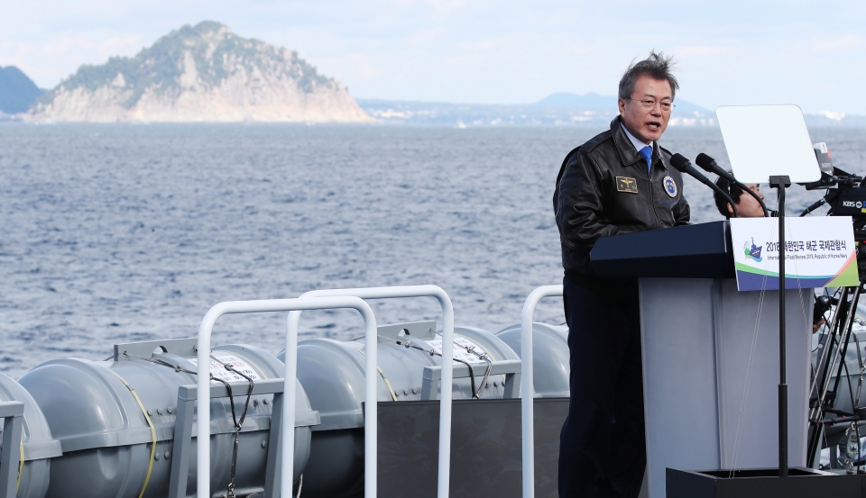 문재인 대통령이 제주 민군복합형미항에서 열린 2018 해군 국제관함식에서 함상 연설을 하고 있다. /뉴시스
