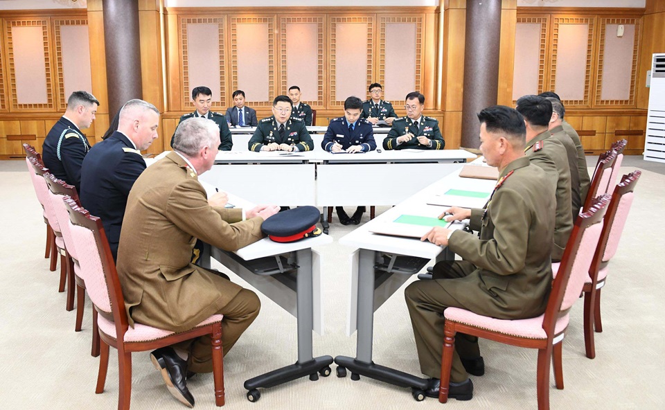 남과 북 군 관계자와 유엔사가 16일 판문점 평화의집에서 3자 협의체 첫 회의를 열고 JSA 비무장화에 대해 논의했다. /뉴시스