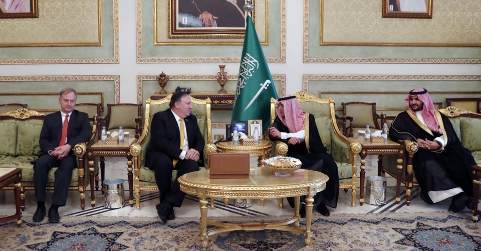 마이크 폼페이오 미국 국무장관(왼쪽 두 번째)이 16일(현지시각) 사우디아라비아를 찾아 아델 알 주베르 외무장관(왼쪽 세 번째)과 대화를 나누고 있다. /뉴시스‧AP