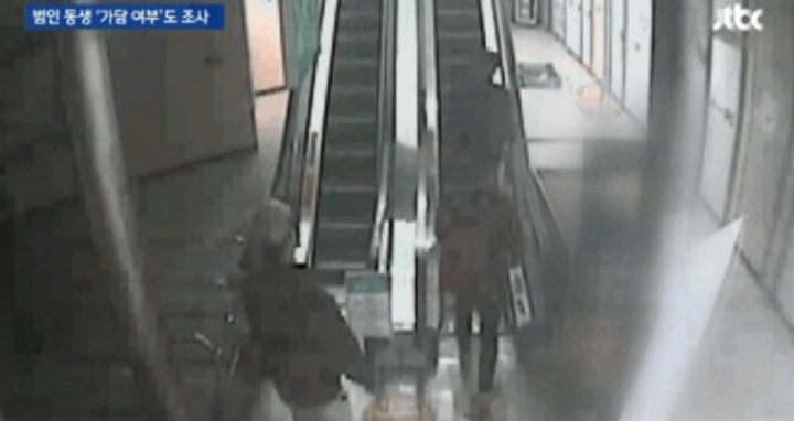 흉기를 든 가해자와 그 동생이 피해자를 향해 다가가는 장면이 CCTV에 포착됐다. /jtbc 뉴스룸 캡쳐