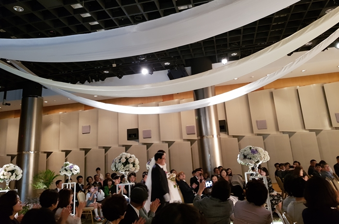서울 포스코센터 아트홀에서 작은결혼식이 진행되고 있는 모습. /포스코