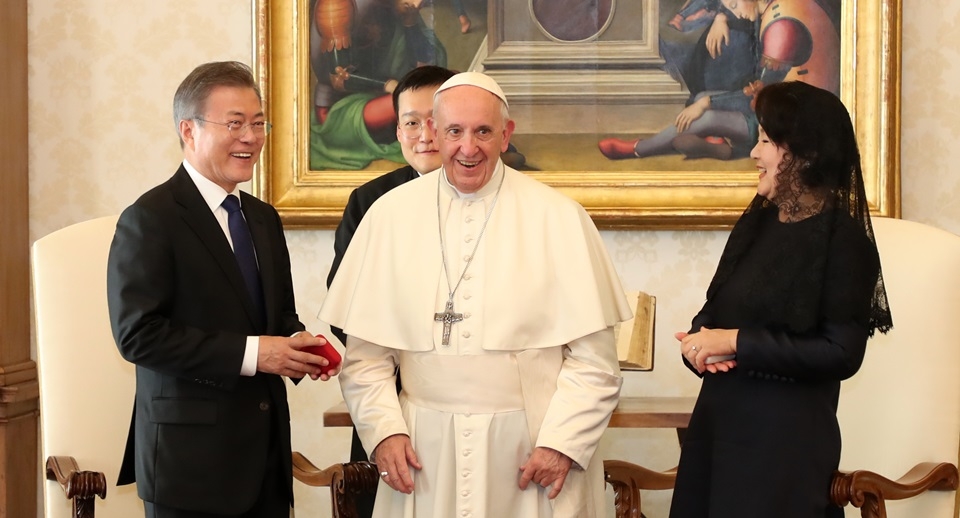 문재인 대통령과 김정숙 여사가 프란치스코 교황을 만나 기념사진을 촬영하고 있다. /뉴시스