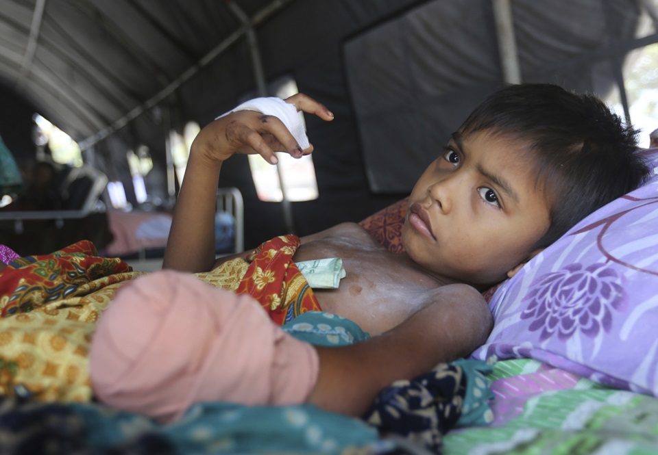 지난달 28일 인도네시아 술라웨시 섬 일대를 덮친 강진으로 부상을 입어 왼손을 절단한 한 소년이 임시병원에 누워 있다. / AP, 뉴시스