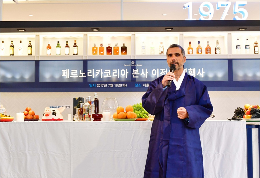 지난해 7월 장 투불 페르노리카코리아 대표가 서울 중구 서울스퀘어 신사옥 이전 기념행사에서 고사를 지내고 있다. / 뉴시스