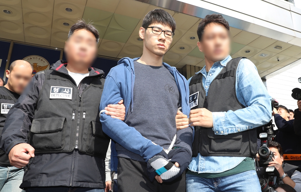 강서구 PC방 살인사건 피의자 김성수(29) 씨가 치료감호소로 이동하기 위해 22일 오전 서울 양천구 양천경찰서를 나서고 있다. /뉴시스