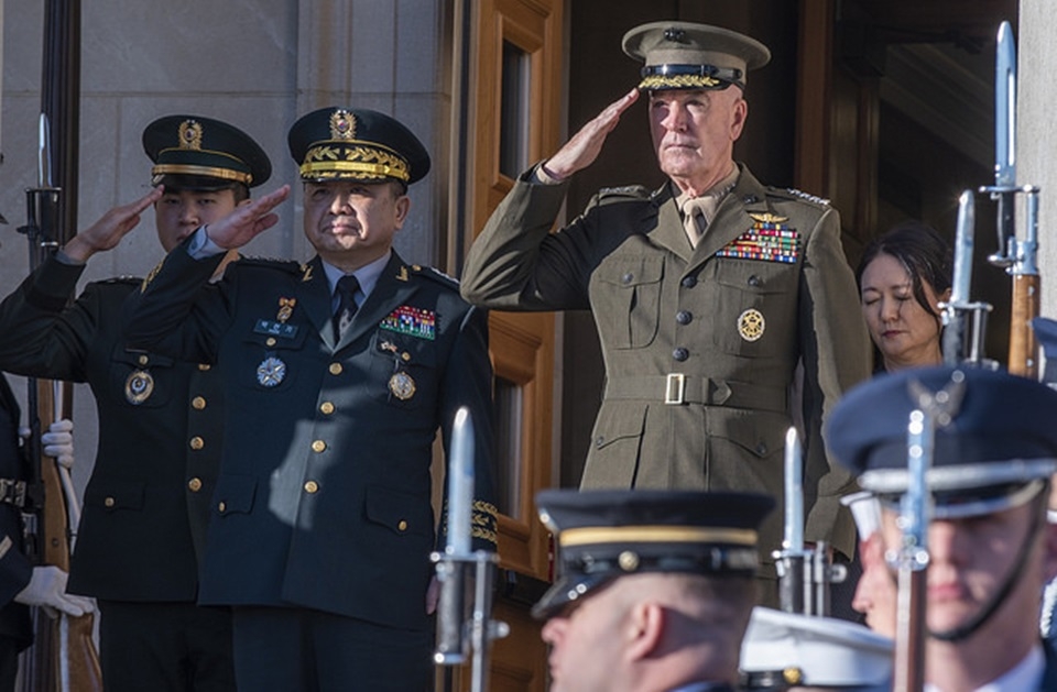 박한기 합참의장과 던포드 미 합참의장이 미국 워싱턴에서 열린 한미군사위원회 참석에 앞서 의장대를 사열하고 있다. /뉴시스