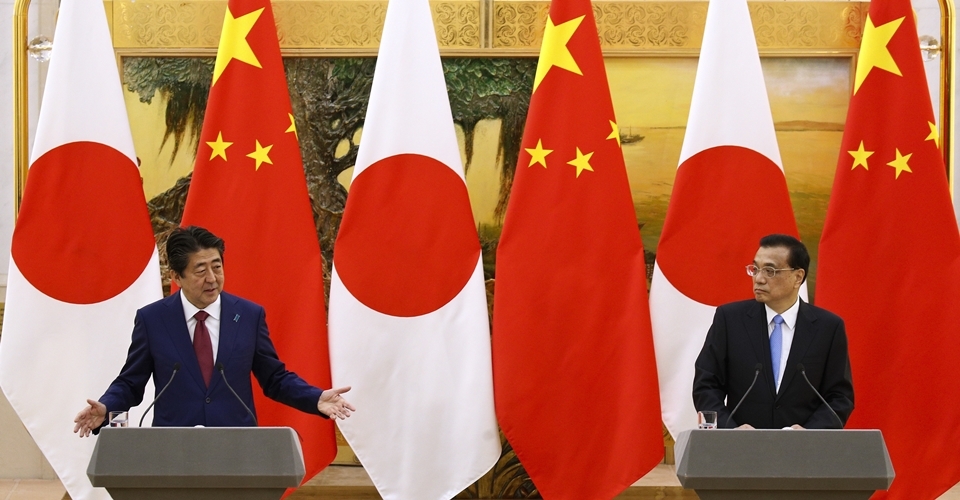 26일 베이징에서 공동 기자회견을 연 아베 신조 일본 총리(왼쪽)와 리커창 중국 총리(오른쪽). /뉴시스·AP