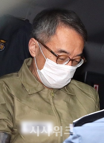 임종헌 전 법원행정처 차장이 서울구치소에 수감된 지 하루 만에 소환돼 검찰 조사를 받았다. 하지만 그는 ‘입’을 열지 않았다. / 뉴시스