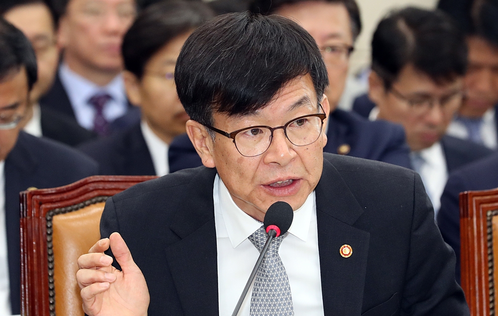 김상조 공정거래위원장이 지난 25일 서울 여의도 국회에서 열린 종합국정감사에 출석해 대기업의 하도급 갑질에 대해 엄정한 조사를 하겠다고 밝혔다. /뉴시스