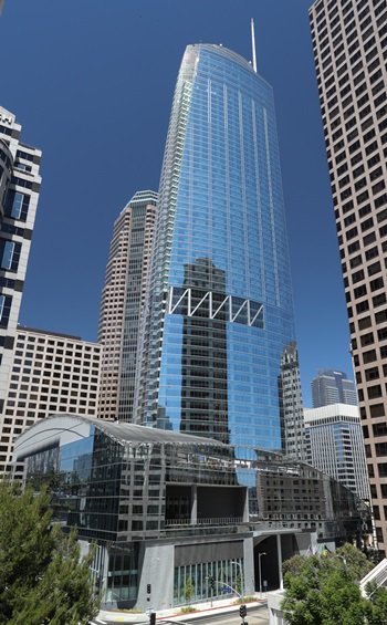 인터컨티넨탈 로스앤젤레스 다운타운의 경우 L.A.의 새로운 랜드마크로 총 73층, 높이 1,099피트(약 335미터)에 달하는 윌셔 그랜드 센터에 위치하고 있다. 로비는 70층에 위치해 투숙객들은 L.A.시 금융 중심가의 스카이라인과 아름다운 야경을 만끽하면서 체크인을 하게 되는 독특한 경험을 할 수 있다. 사진은 L.A. 중심가에 위치한 윌셔 그랜드 센터 전경 / 사진·자료=대한항공 제공