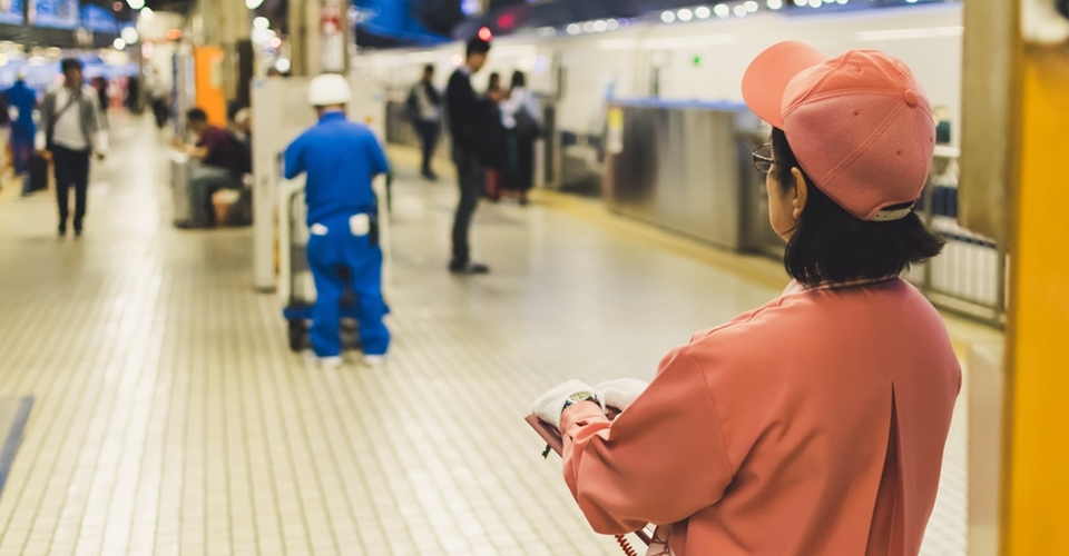비정규직 근로자 중 "자발적으로 일하고 있다"고 응답한 비율이 작년보다 높아졌다. 사진은 지하철역에서 근무하고 있는 비정규직 근로자의 모습.