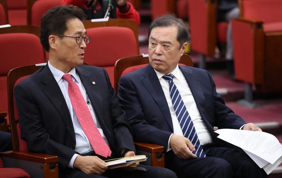 김병준(오른쪽) 자유한국당 비상대책위원장은 1일 친박의원들을 향해 "비대위원장을 시험하려 들지 말라"고 경고했다. / 뉴시스