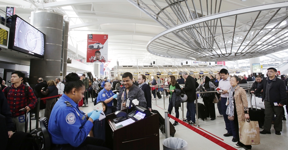 미국 관광을 위해 JFK 공항 입국심사대에 모인 여행객들. 이들 중 상당수는 중국인이다. /뉴시스·AP