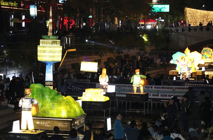 서울빛초롱축제가 청계천 일대에서 지난 2일 개막했다. 이 축제는 오는 18일까지 계속된다. /뉴시스