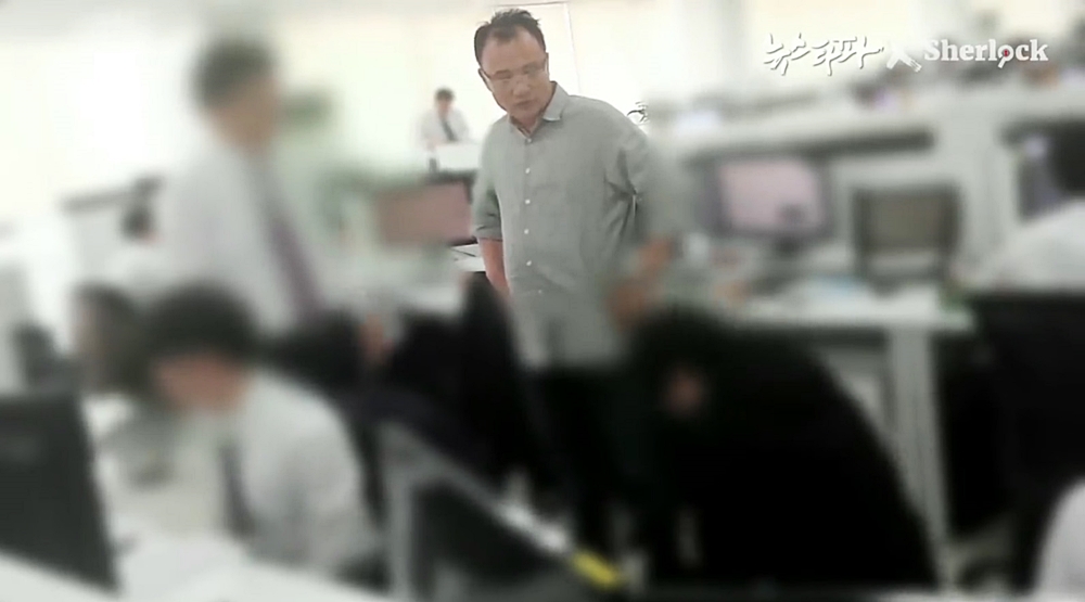 양진호 한국미래기술 회장이 전 위디스크 직원을 폭행하는 모습. /뉴스타파 영상 캡처.