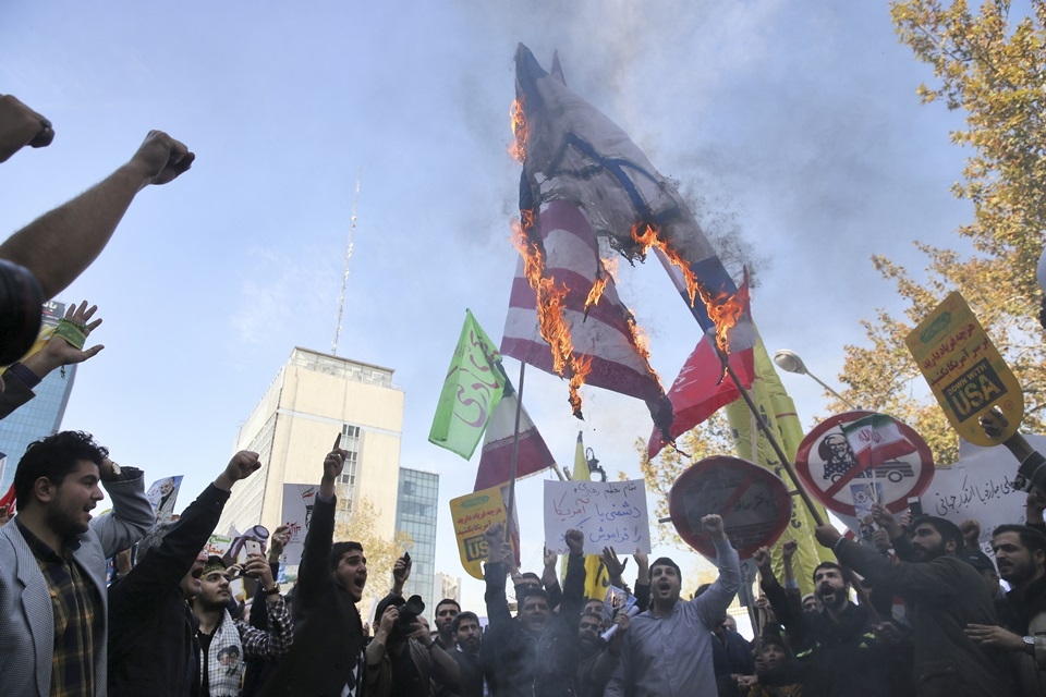 이란 시민들이 미국의 제재조치에 성조기를 태우는 등 반대시위를 벌이고 있다. /AP-뉴시스