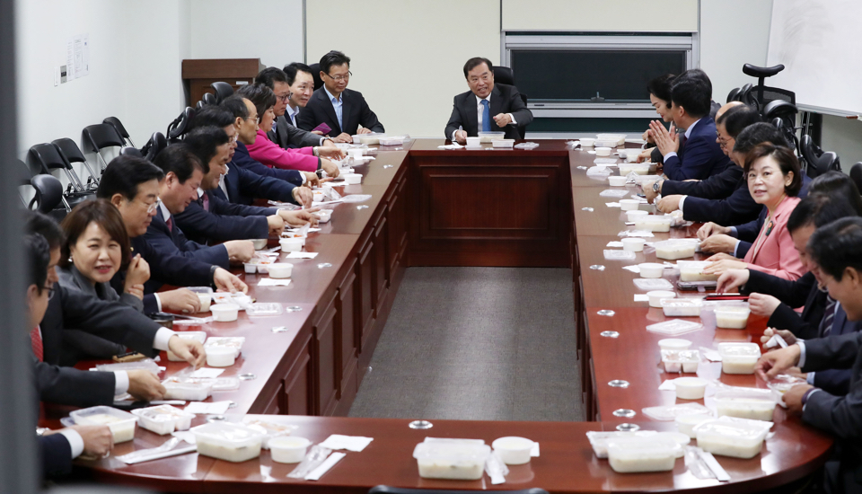 김병준 자유한국당 비상대책위원장이 당 혁신 과정에서 '소통이 부족하다'는 지적에 의원들과 직접 대화의 장을 마련하고 있다. /뉴시스