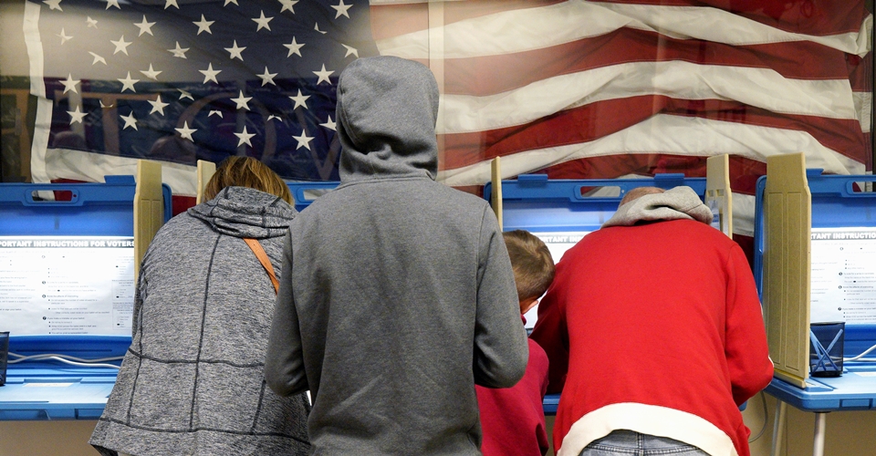 상·하원에서 470명의 의원을 선출하는 미국 중간선거가 6일(현지시각) 열린다. 사진은 2일(현지시각) 오마하에서 열린 사전투표에 참여한 유권자들의 모습. /뉴시스·AP