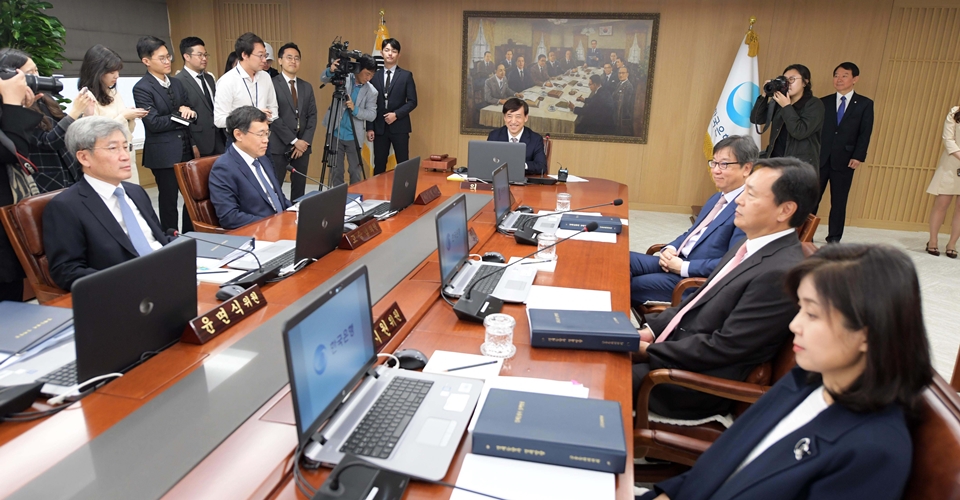 지난 10월 18일 열린 한국은행 금융통화위원회의 모습. /뉴시스