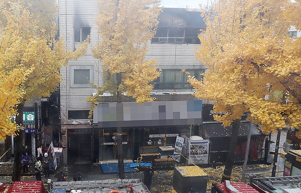 9일 오전 서울 종로구 고시원에서 화재가 발생해 경찰,소방 관계자가 화재감식을 하고 있다. 이날 오전 10시 30분기준 7명이 사망하고 12명이 부상을 입었다. /뉴시스