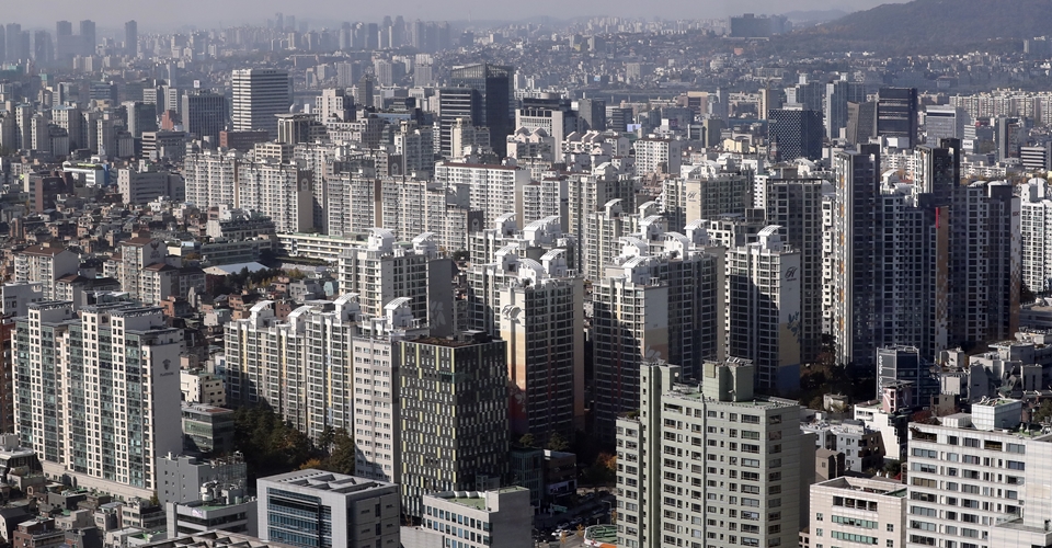 한국은행에 따르면 서울의 아파트 가격과 거래량은 가계부채의 증가세와 큰 상관관계를 보인다. /뉴시스