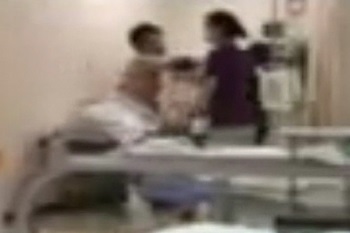 사진은 지난 9월 서울의 한 병원 응급실에서 환자가 의료인에게 폭행을 휘두르는 모습. / 대한의사협회 제공