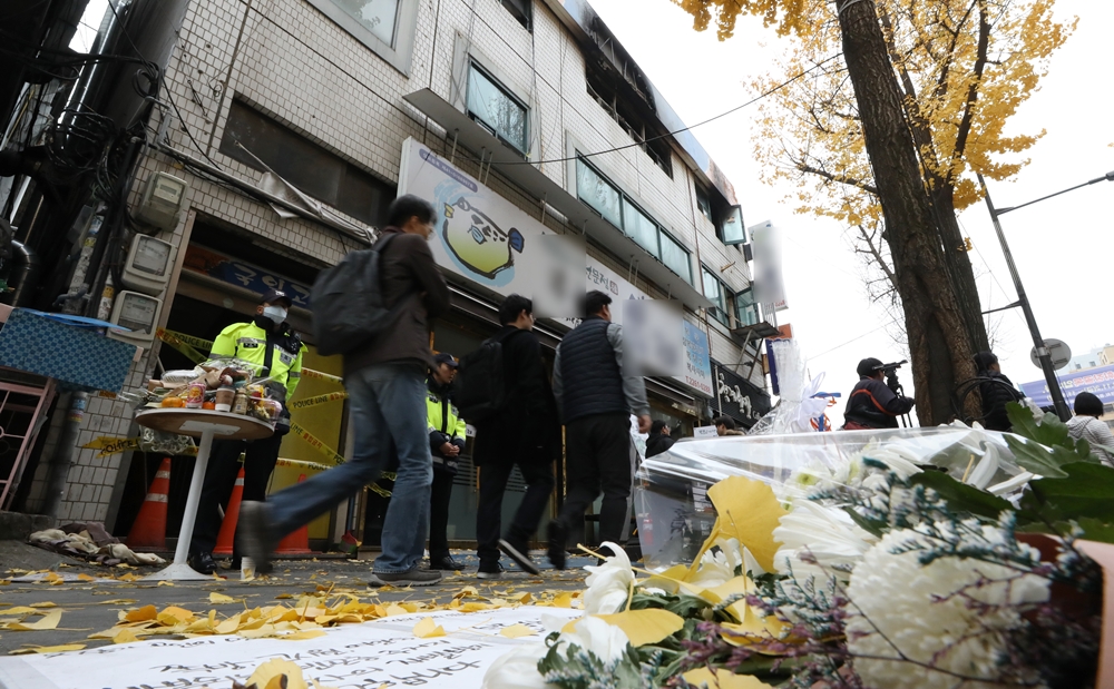 지난 11일 오후 화재가 일어난 서울 종로구 국일고시원 앞에 희생자들을 추모하는 꽃이 놓여 있다. /뉴시스