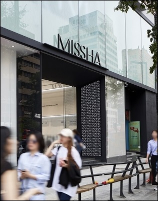 화장품 브랜드숍 '미샤'를 운영하는 에이블씨엔씨가 M&A로 새로운 성장동력 발굴에 나섰다./에이블씨엔씨