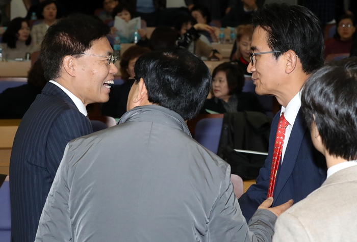 지난 14일 국회 의원회관에서 열린 토론회에 참석한 자유한국당 최교일 의원(왼쪽)과 이덕선 한유총 비상대책위원장이 인사를 나누고 있다. /뉴시스